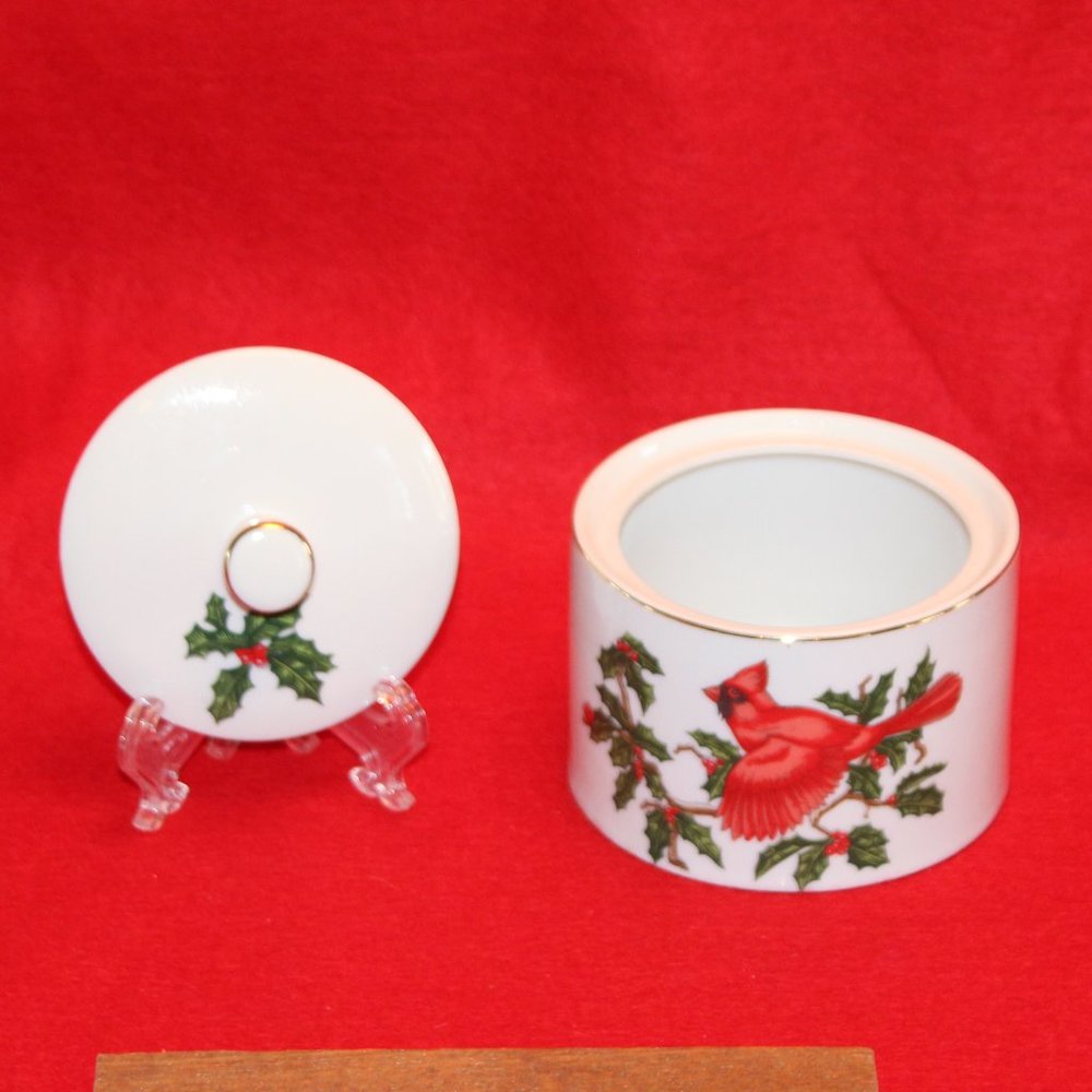 **LAST CHANCE** Cardinal Holly Berry Covered Candy Dish - Picture 1 of 5